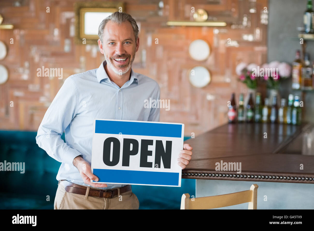 Portrait d'un homme montrant pancarte avec open sign Banque D'Images