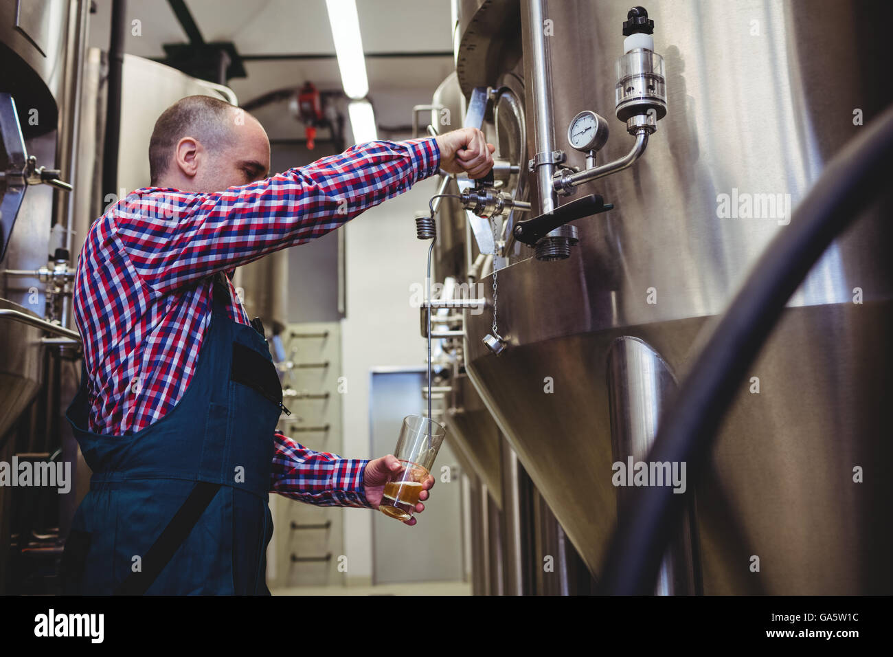 Fabricant de bière de remplissage du réservoir de stockage à Brewery Banque D'Images