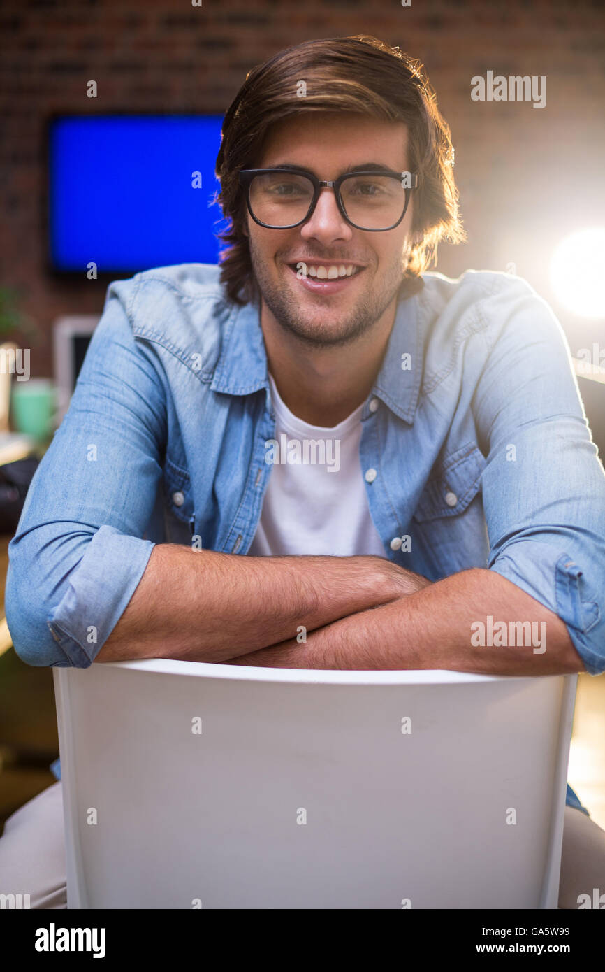 Portrait of smiling man sitting on chair Banque D'Images