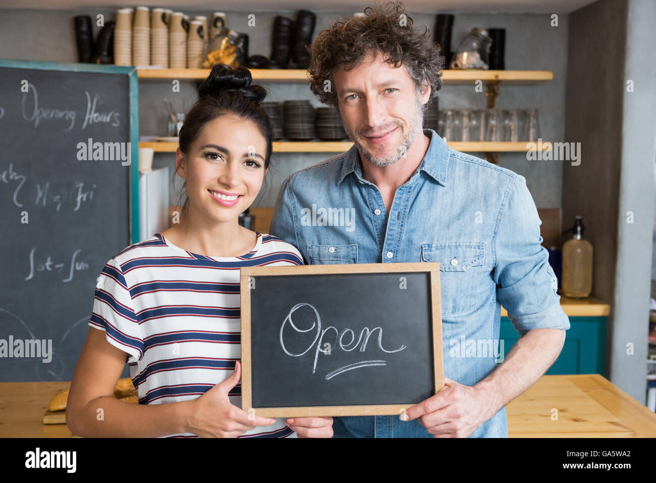 Couple holding ouvrir pancarte Banque D'Images
