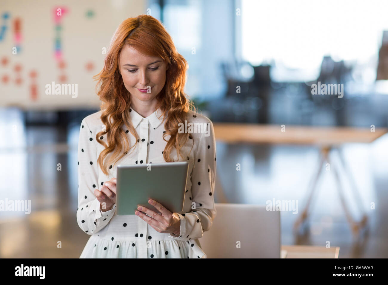 Woman using digital tablet Banque D'Images