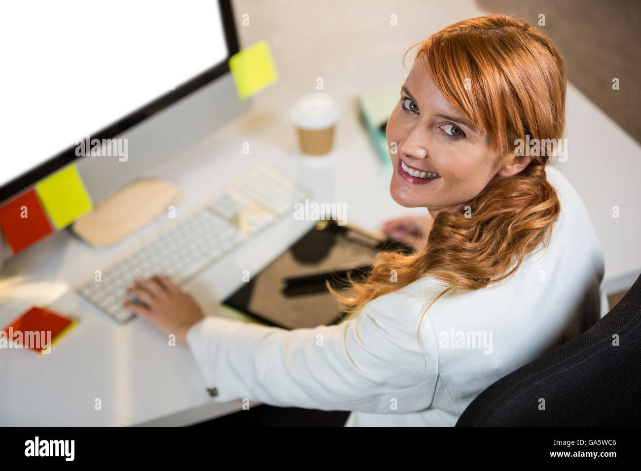 Portrait of businesswoman working at desk Banque D'Images