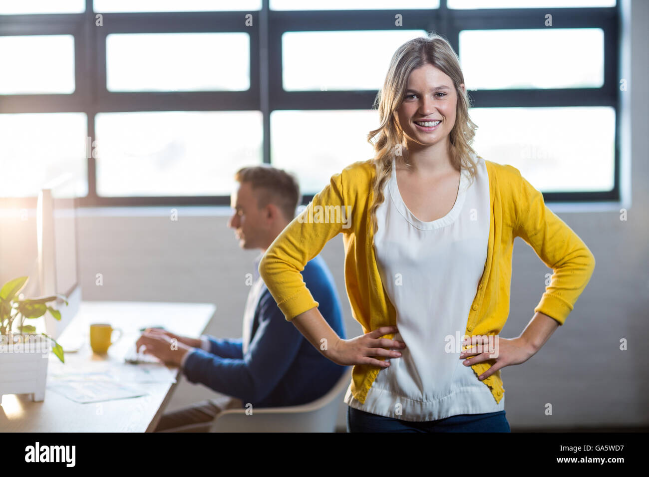 Portrait de femme heureuse par in office Banque D'Images
