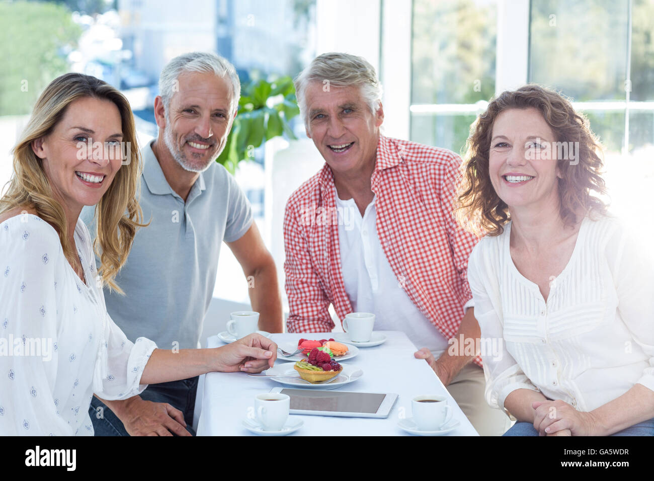 Les couples d'âge mûr ayant la cuisine du restaurant Banque D'Images