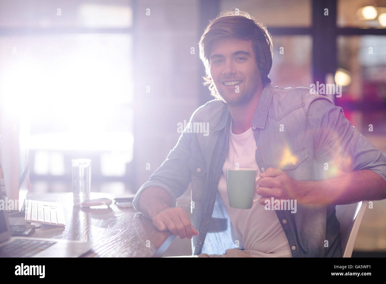 Portrait d'un homme prenant pause café in office Banque D'Images