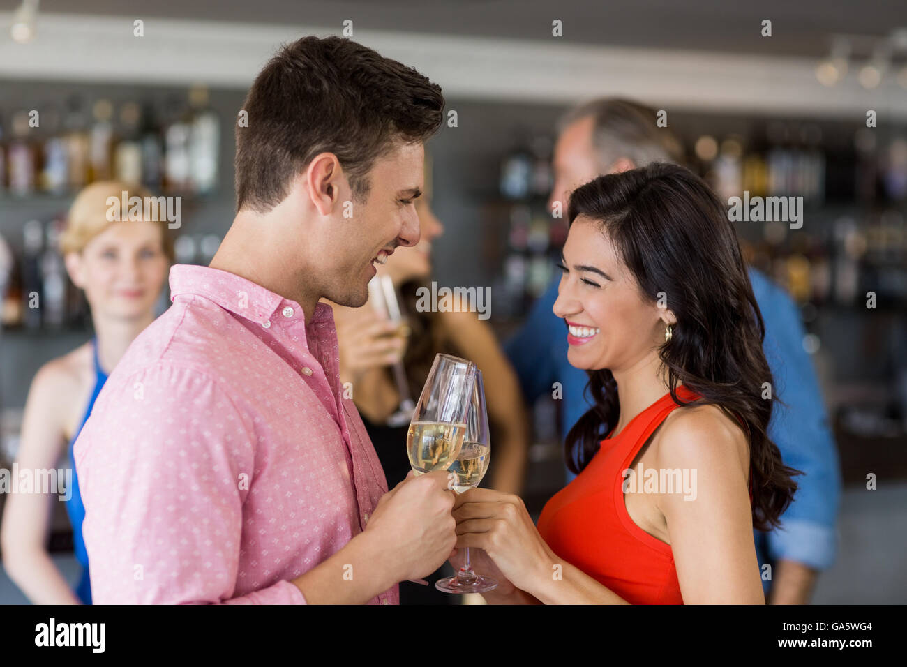 Couple toasting with champagne Banque D'Images