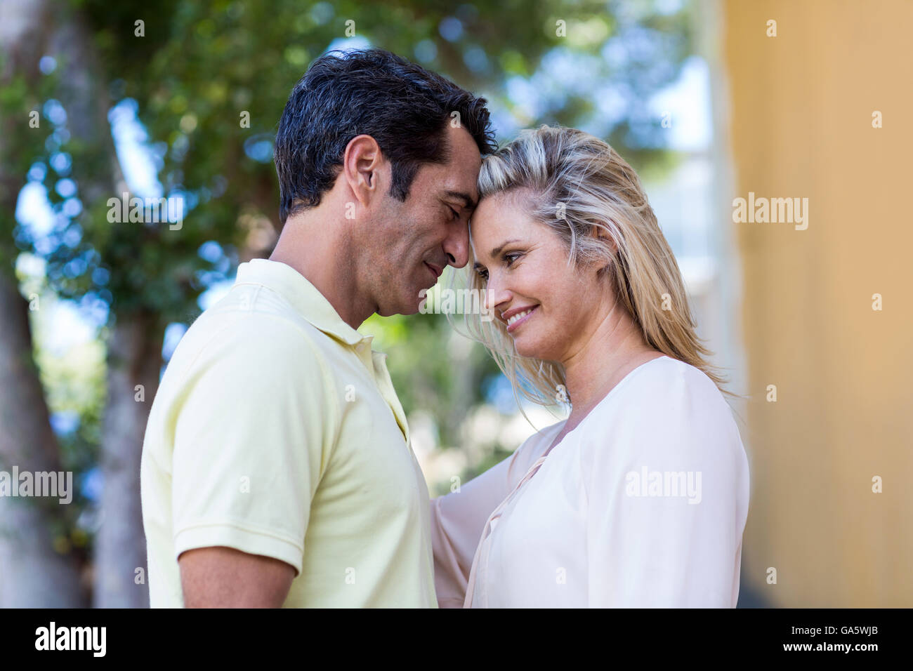 Couple romantique par la construction Banque D'Images