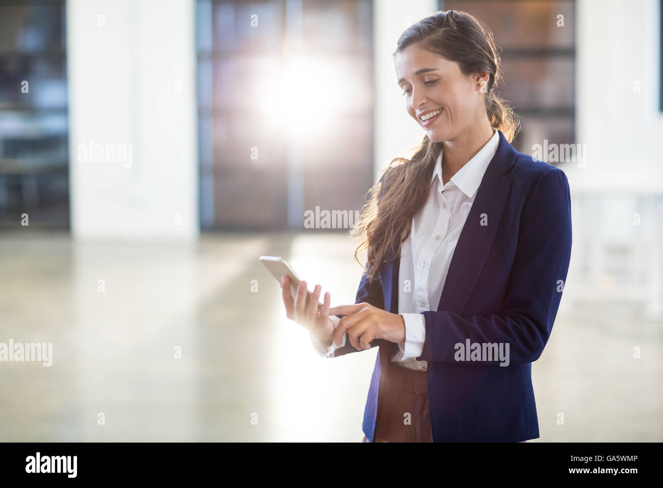 Happy woman using digital tablet Banque D'Images