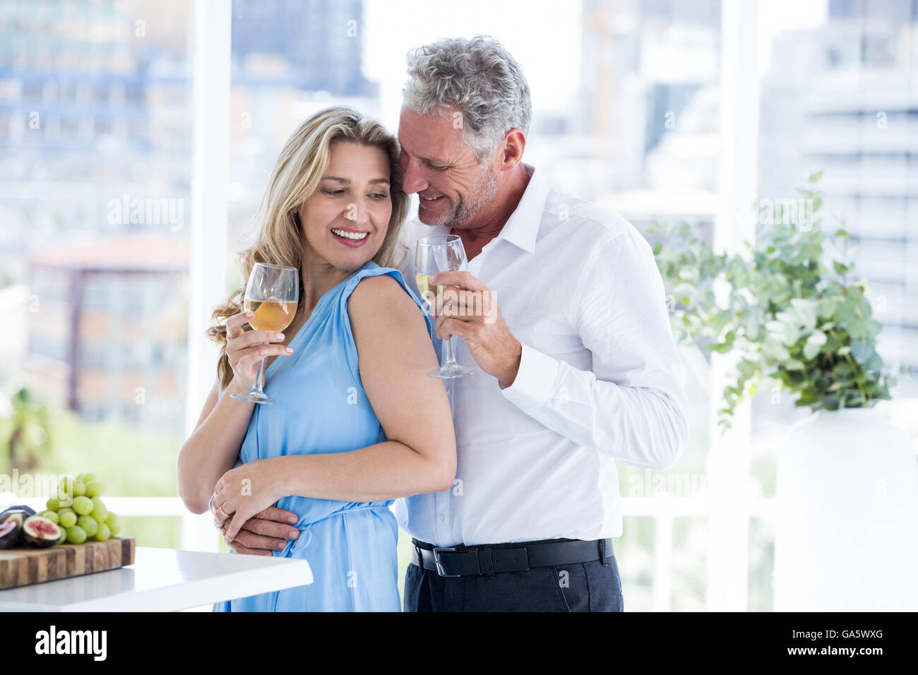 Couple mature romantique au restaurant vin blanc Banque D'Images