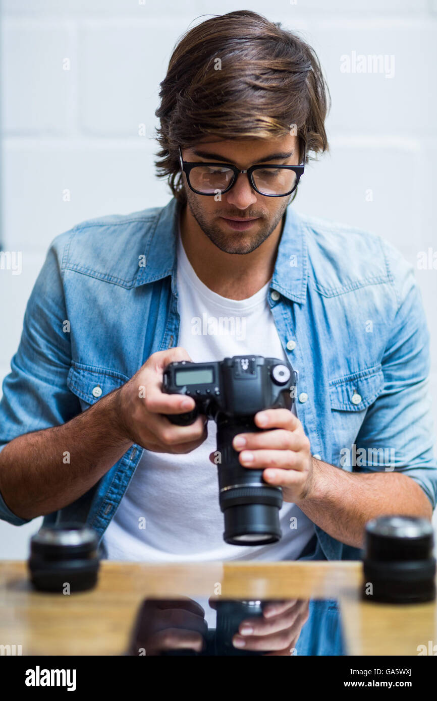 Man holding camera in office Banque D'Images