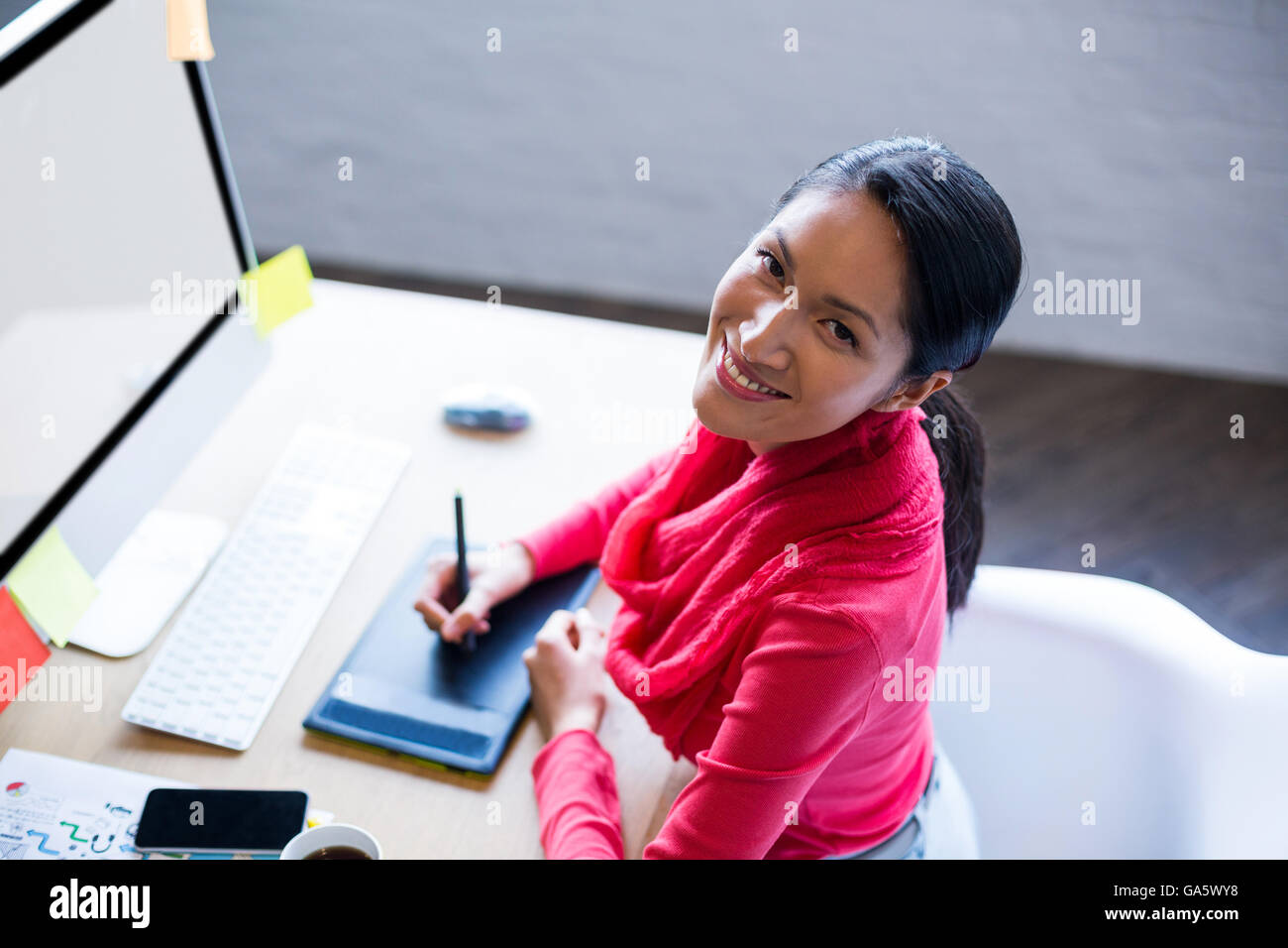 Smiling businesswoman using tablette graphique Banque D'Images