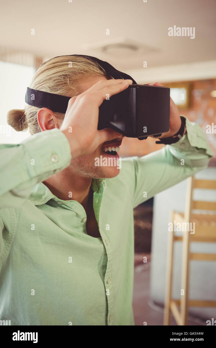 L'homme à l'aide de lunettes virtuelles Banque D'Images