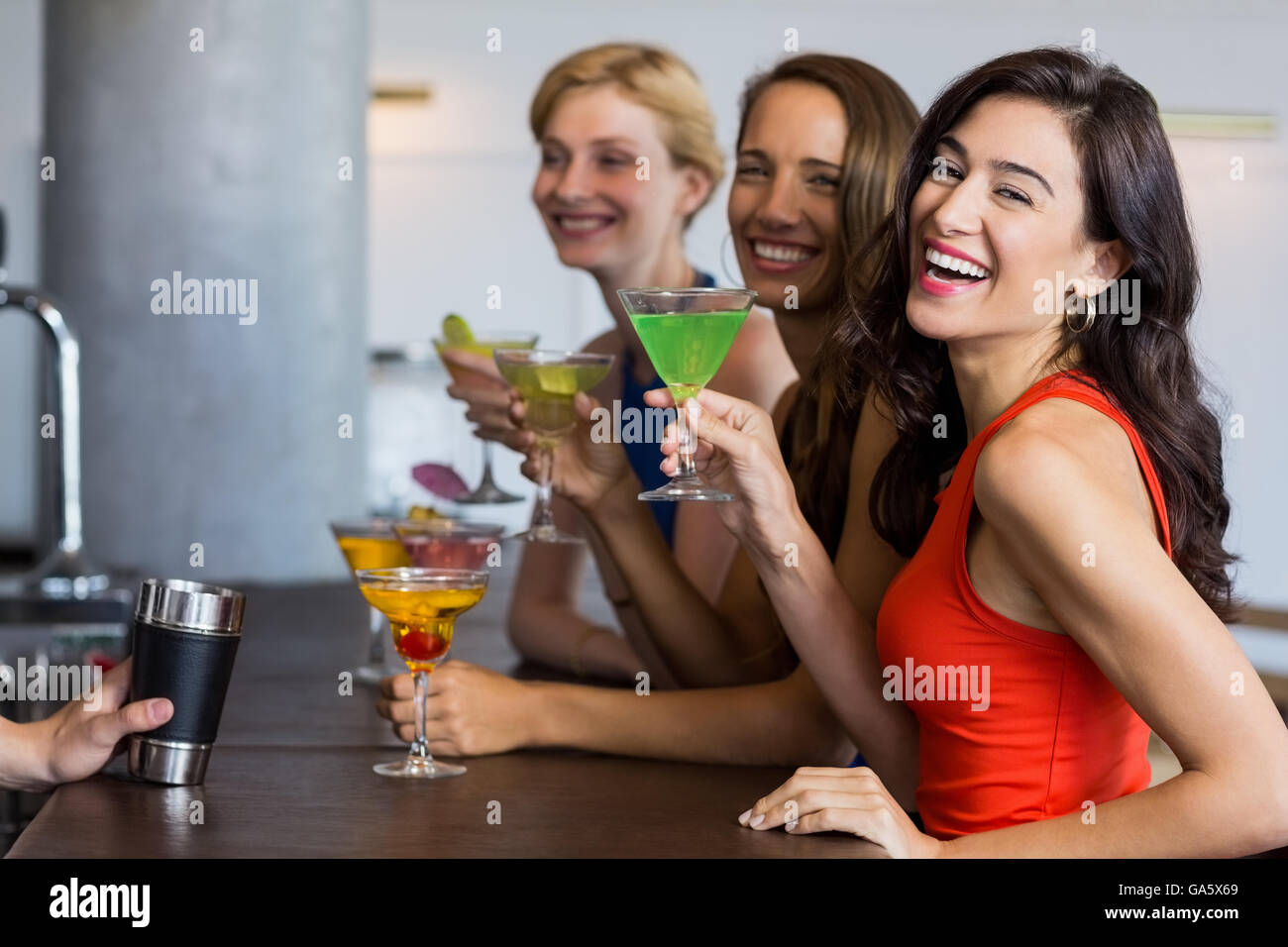 Belles femmes having cocktail Banque D'Images