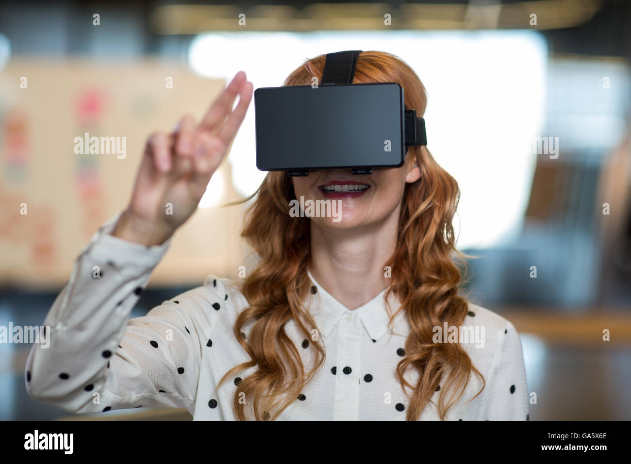 Femme portant le verre de réalité virtuelle Banque D'Images