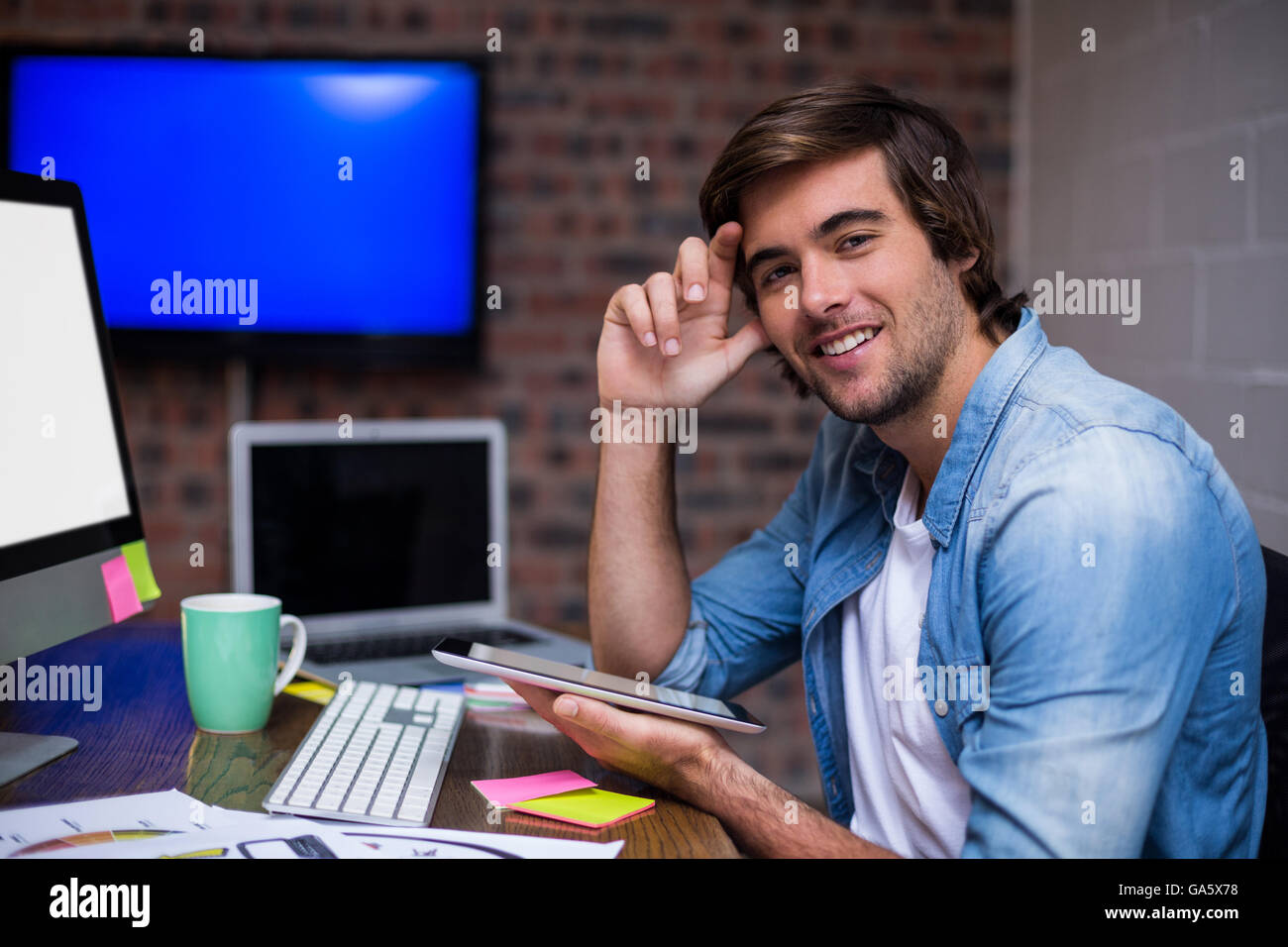 Businessman holding digital in office Banque D'Images