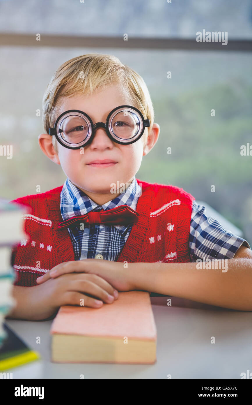 Close-up of schoolkid se faisant passer pour un enseignant en classe Banque D'Images