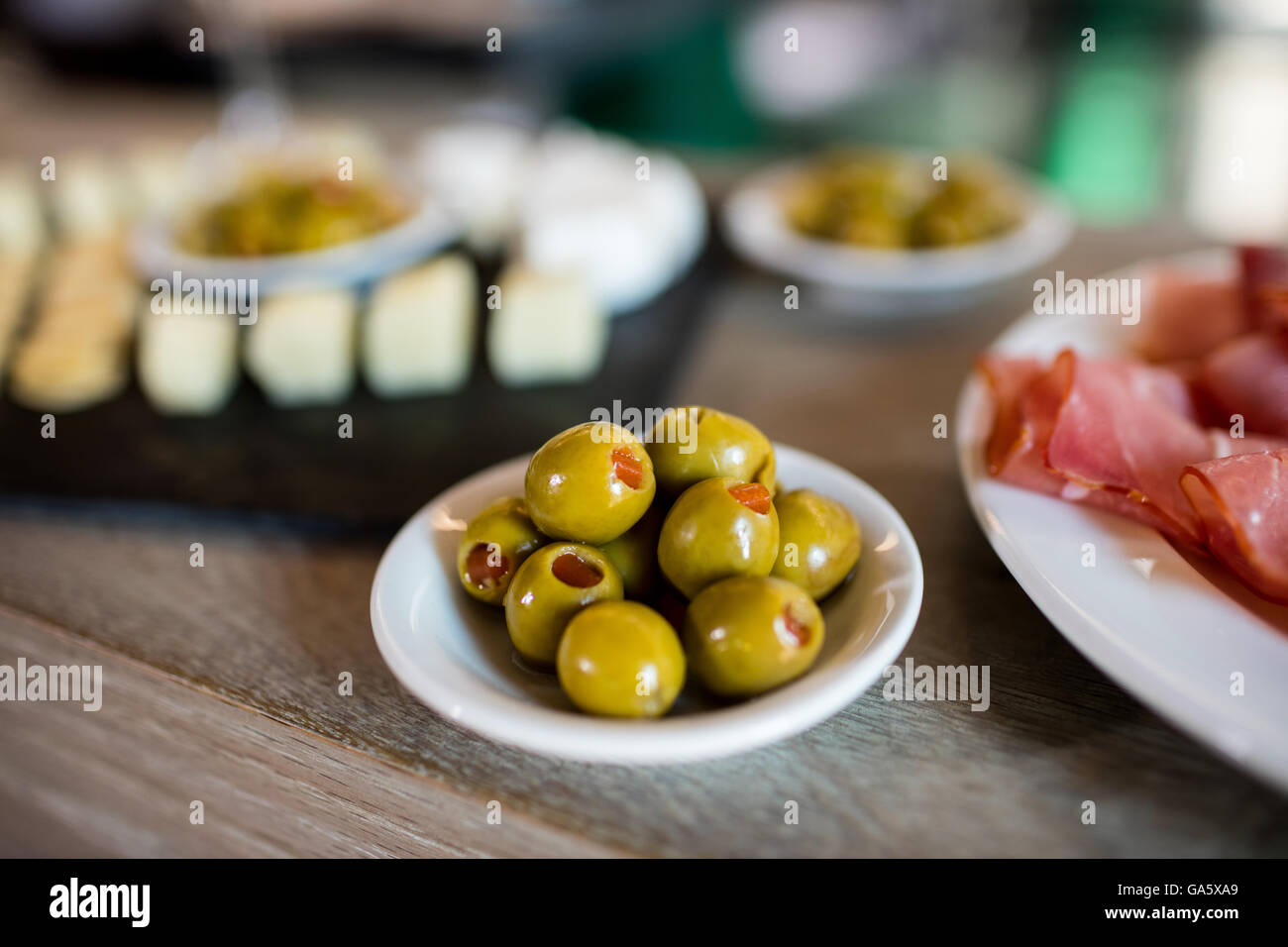 Dans un bol d'olives vertes sur la table Banque D'Images