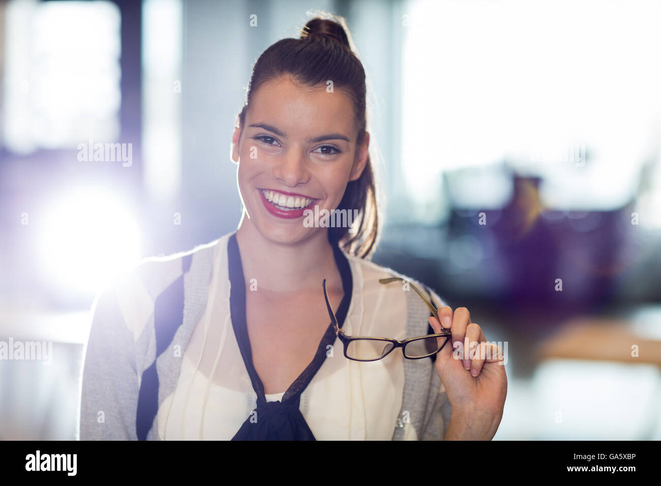 Portrait of woman in office de lunettes Banque D'Images