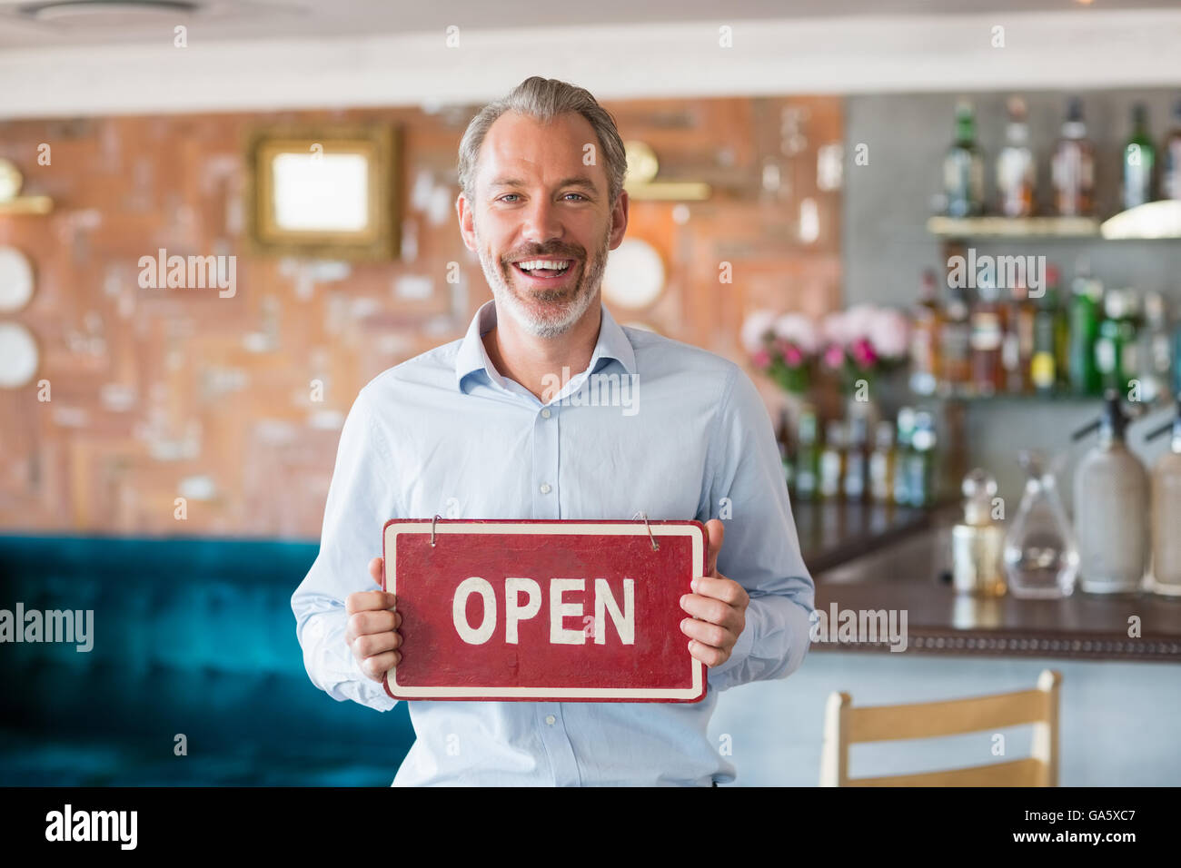 Portrait d'un homme montrant pancarte avec open sign Banque D'Images