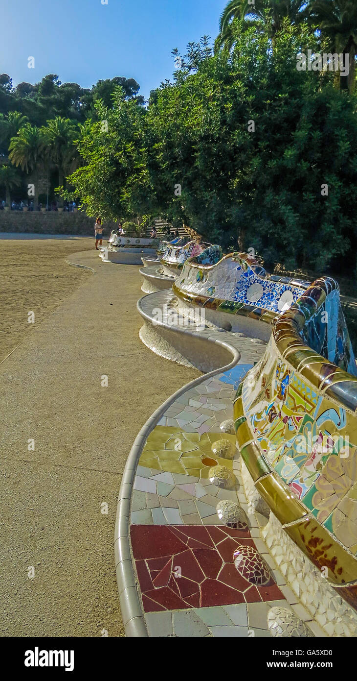 Les touristes profiter de Gaudi, Parc Gruel - mur banc en mosaïque Banque D'Images