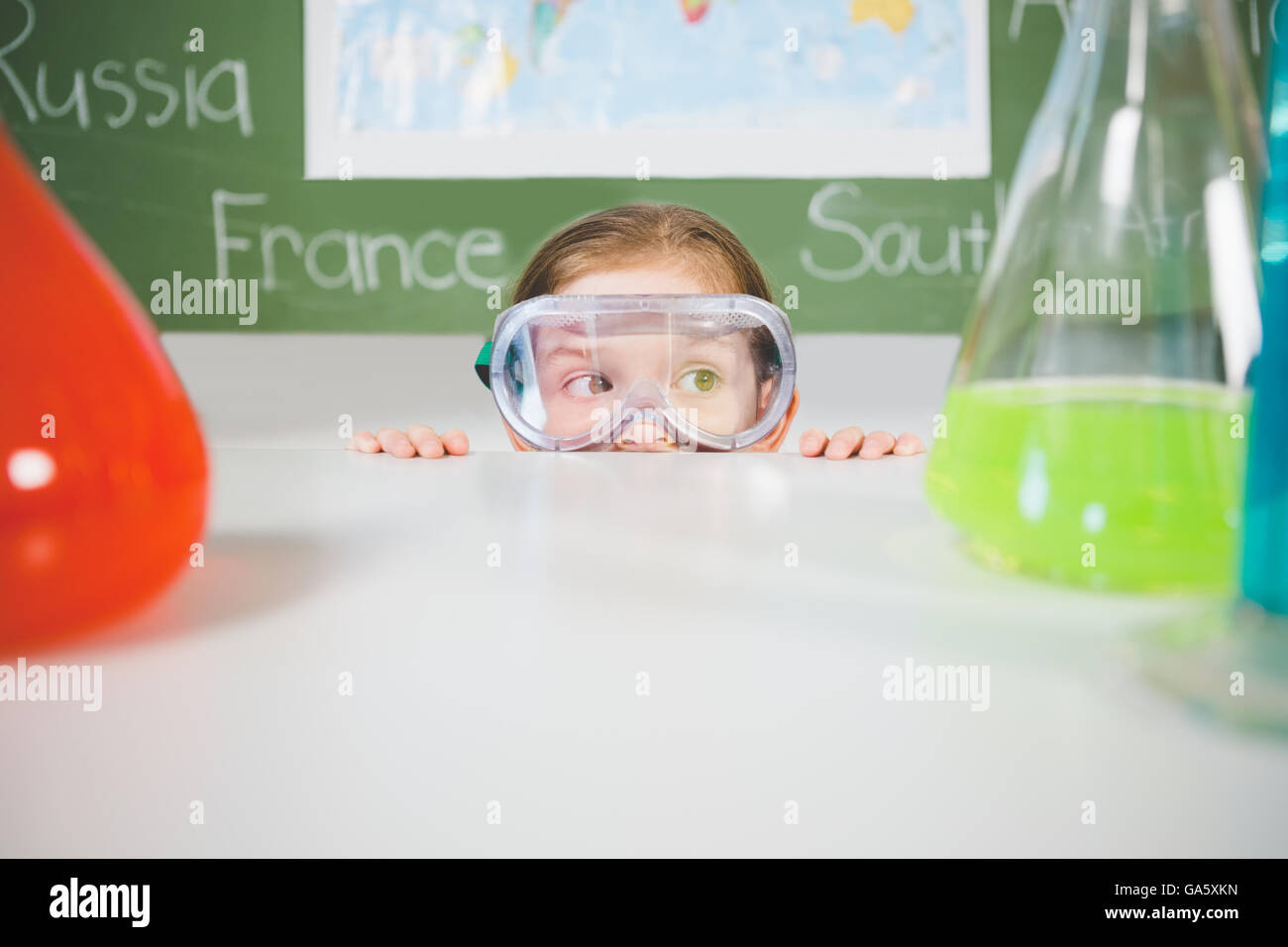 Lycéenne faisant une expérience chimique in laboratory Banque D'Images