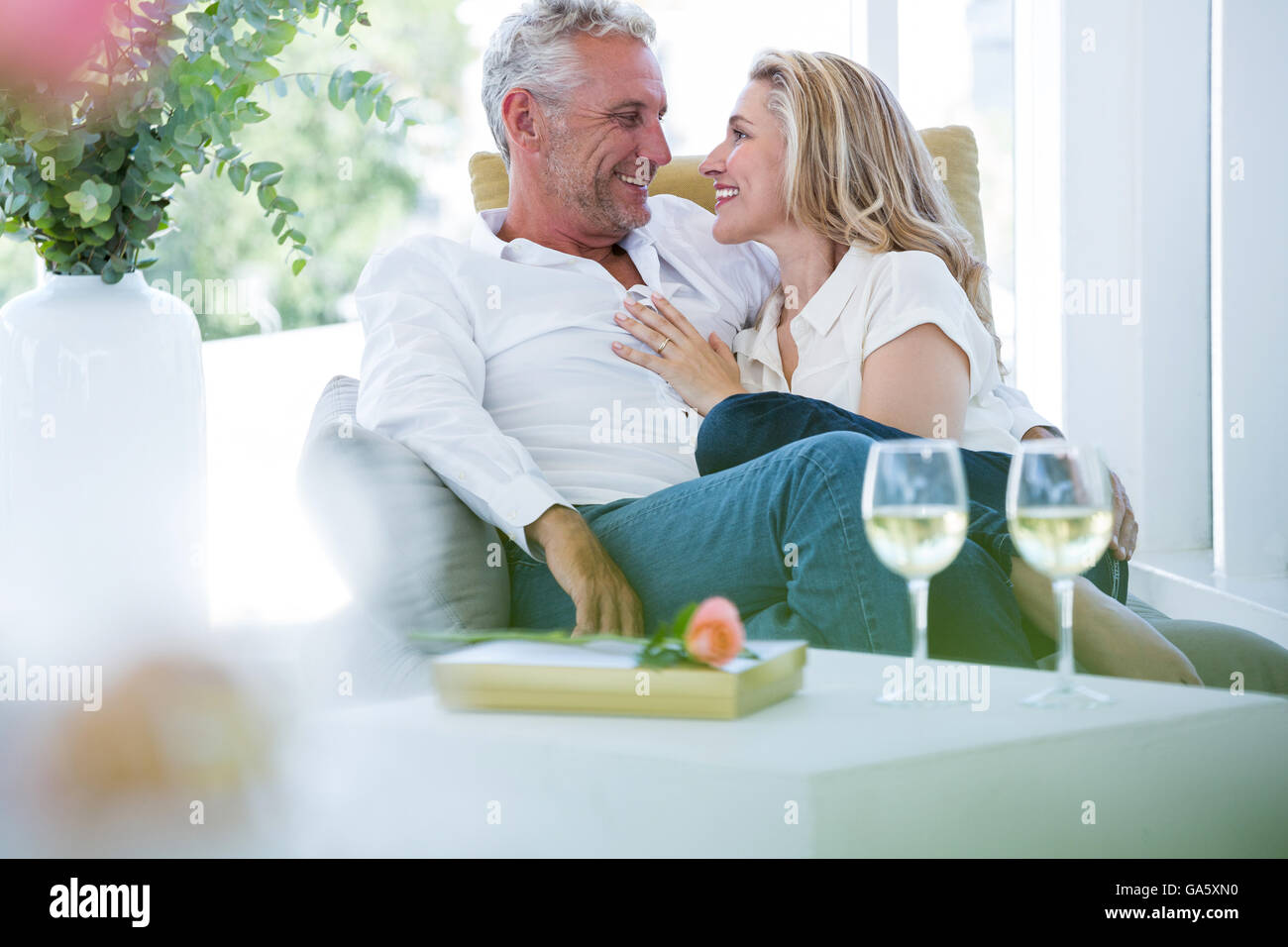 Couple assis sur un fauteuil Banque D'Images