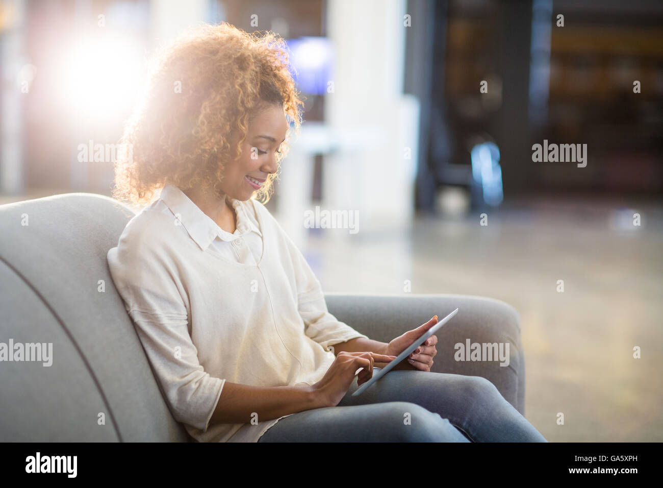 Woman using digital tablet in office Banque D'Images