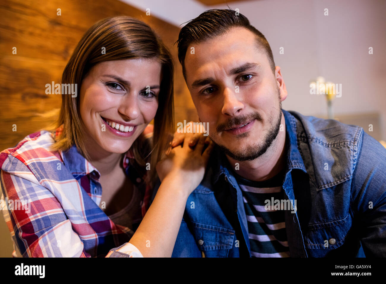 Portrait of happy couple at bar Banque D'Images