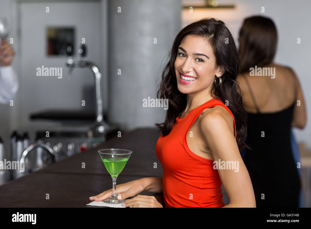 Belle femme debout avec verre à cocktail Banque D'Images