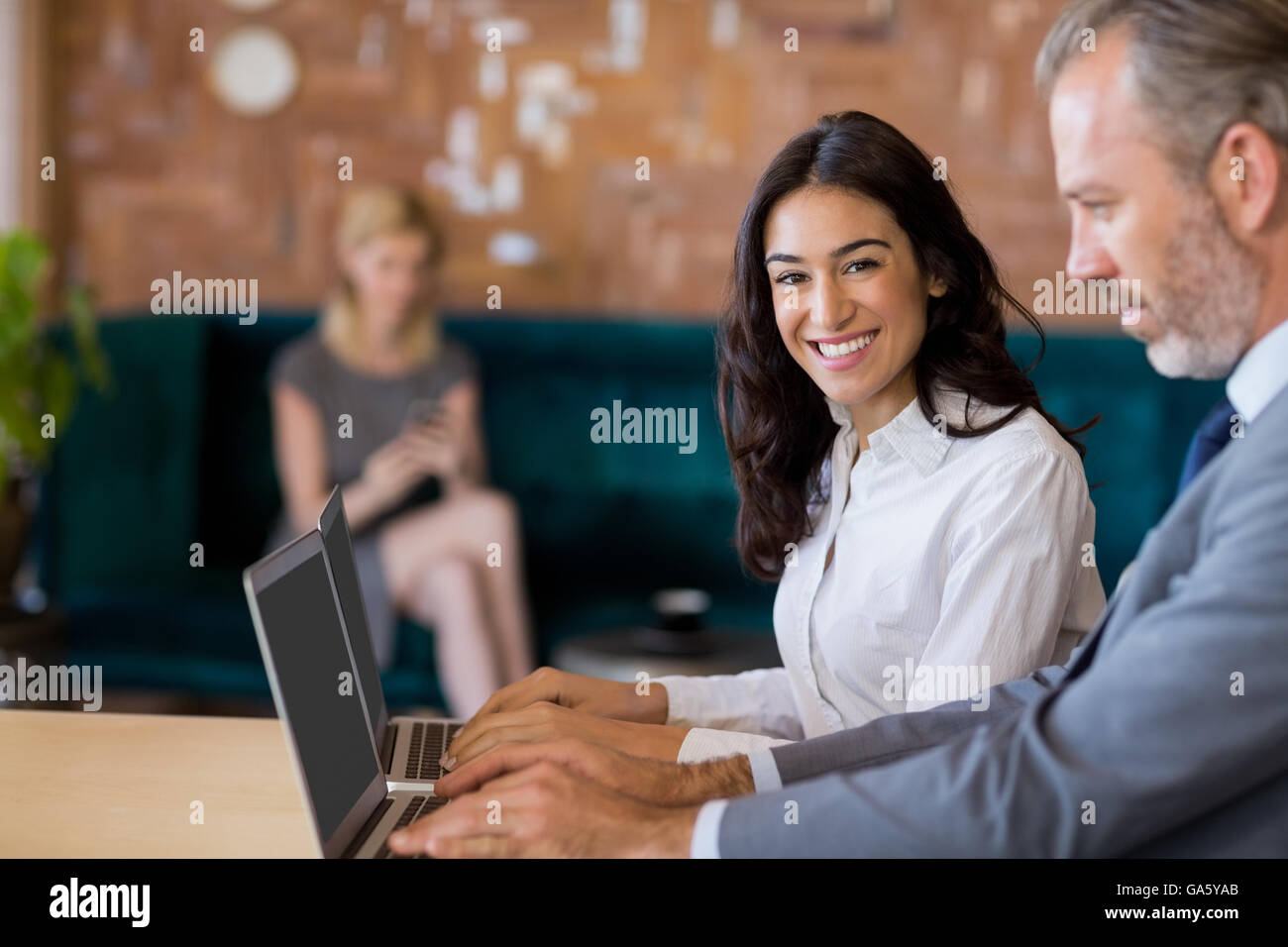 Business sur table et using laptop Banque D'Images