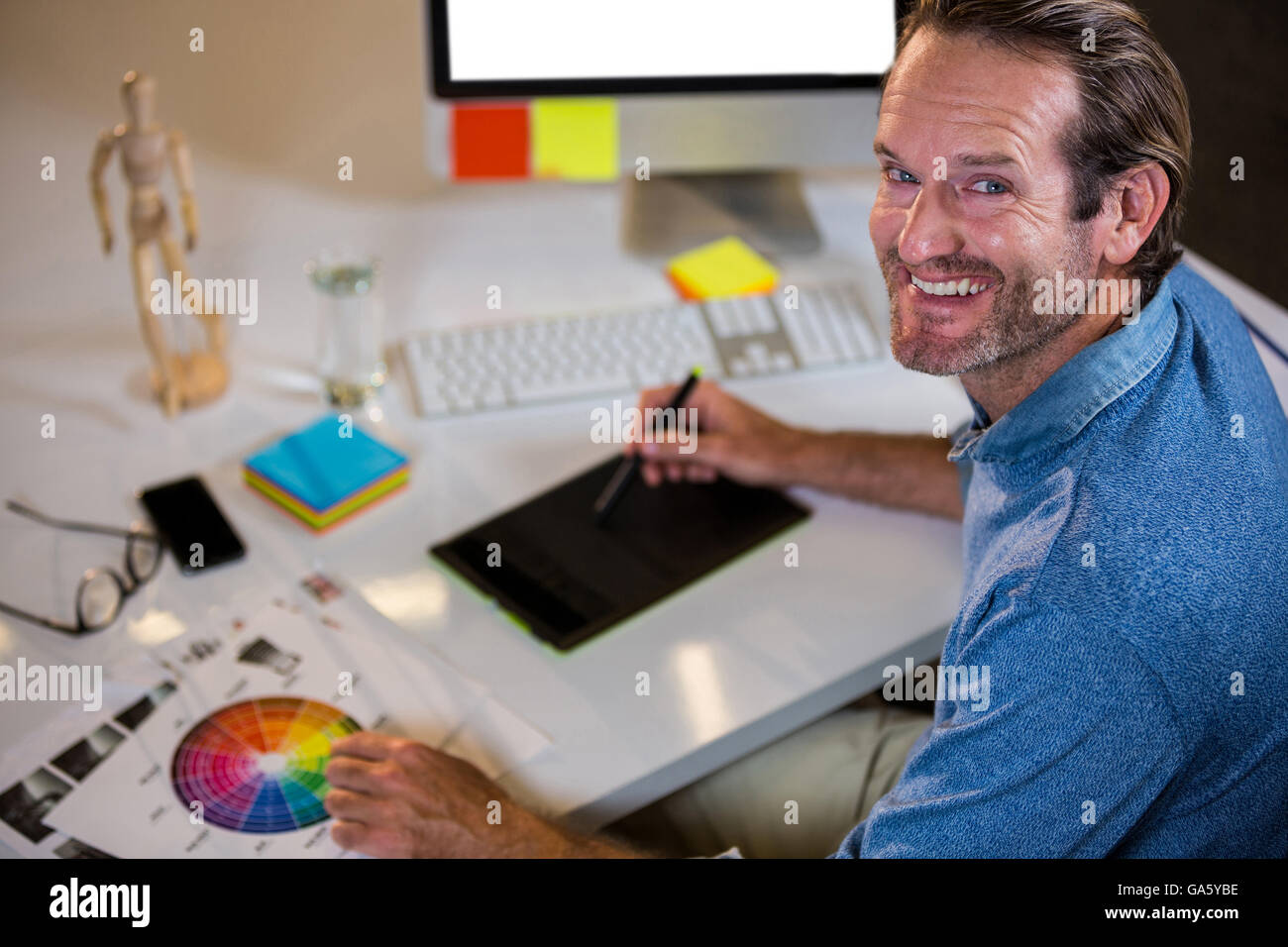 Portrait of businessman à l'aide de tablette graphique Banque D'Images