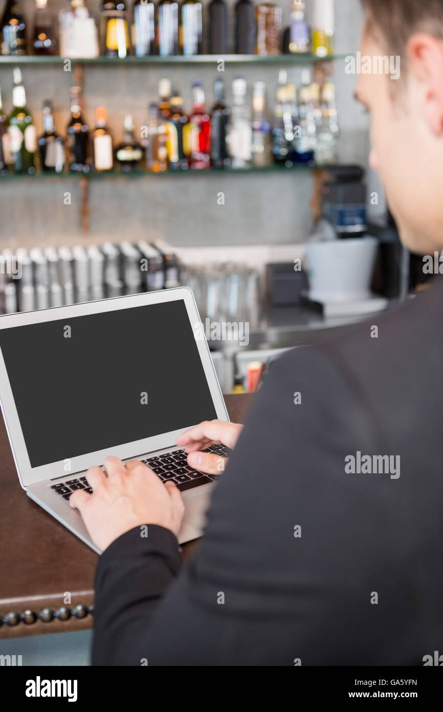 Businessman using laptop in restaurant Banque D'Images