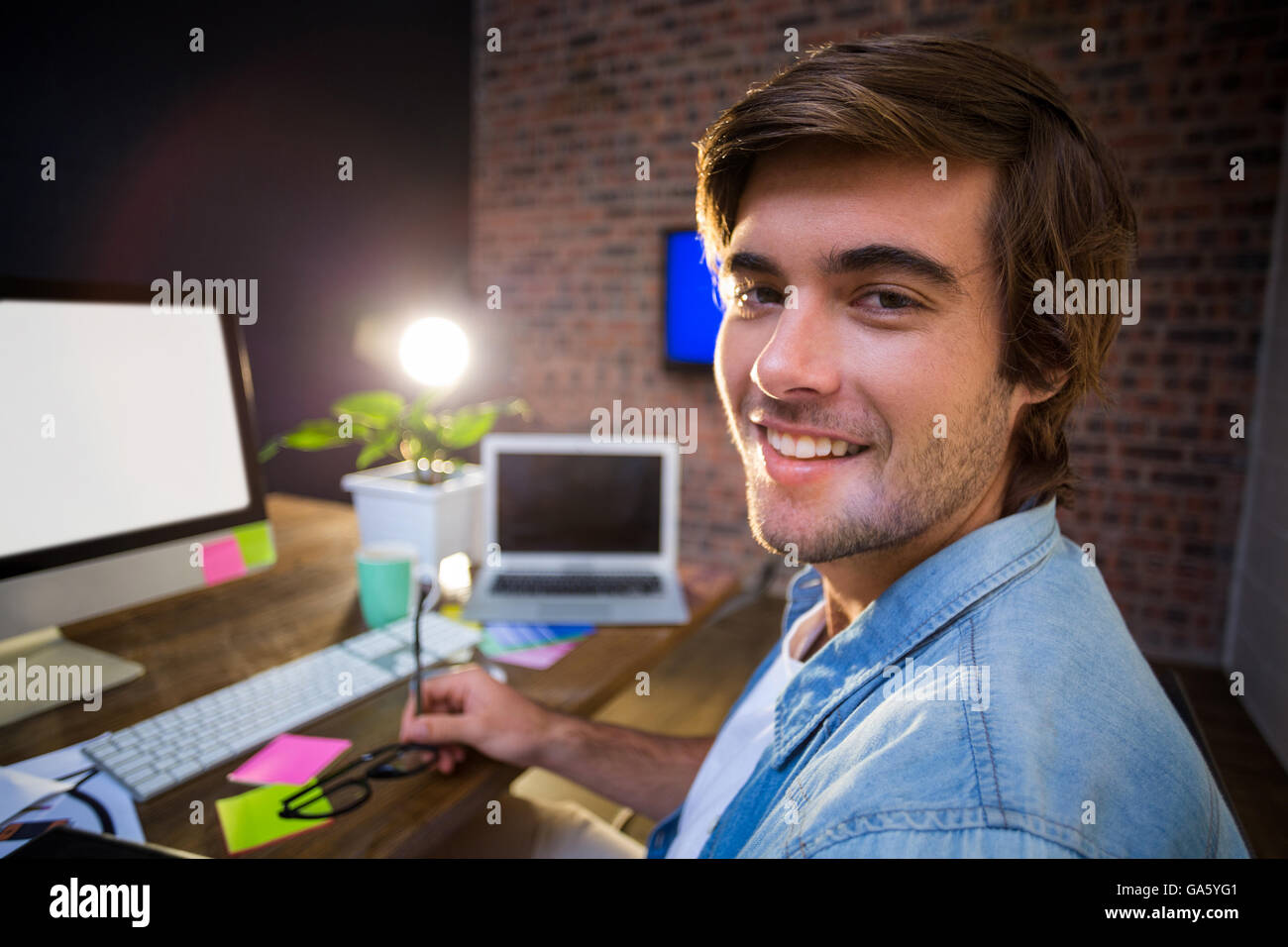 Portrait of smiling man in office Banque D'Images