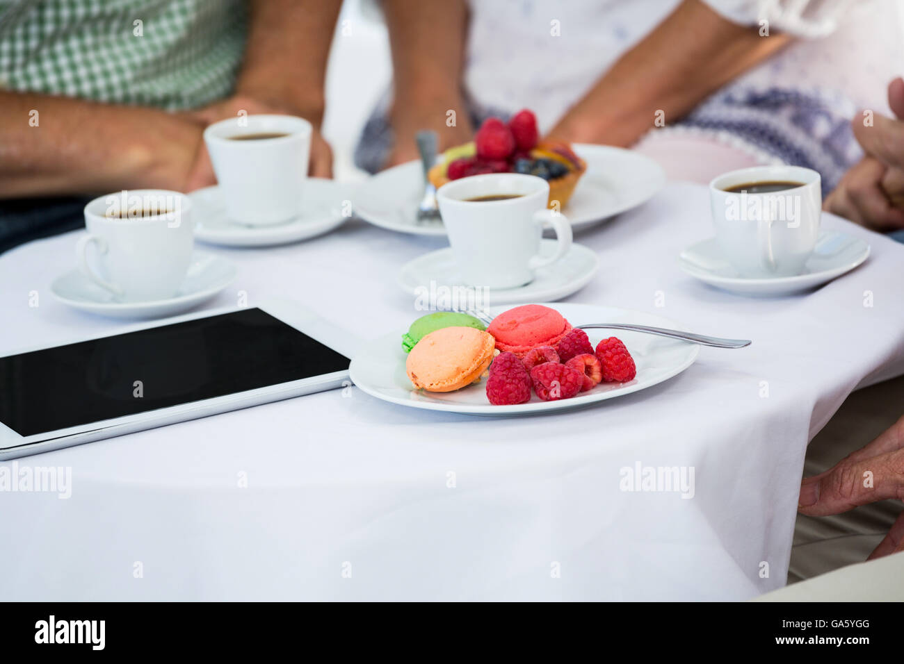 Portrait d'amis assis par table in restaurant Banque D'Images