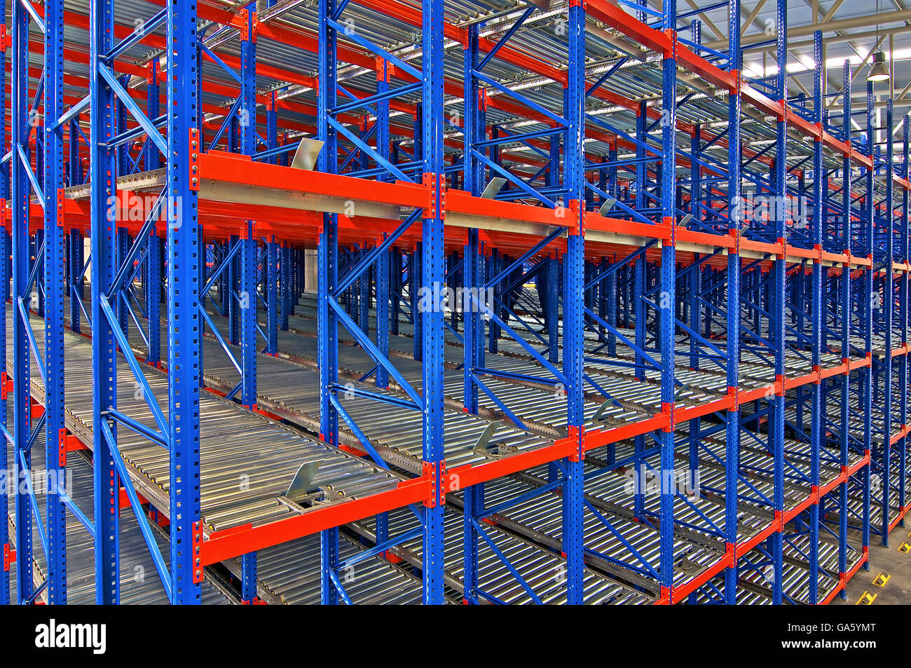 Stockage de l'entrepôt, de rayonnages, de métal, de systèmes de palettisation Banque D'Images