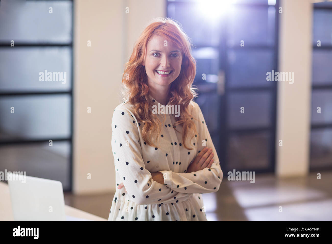 Businesswoman with arms crossed in office Banque D'Images