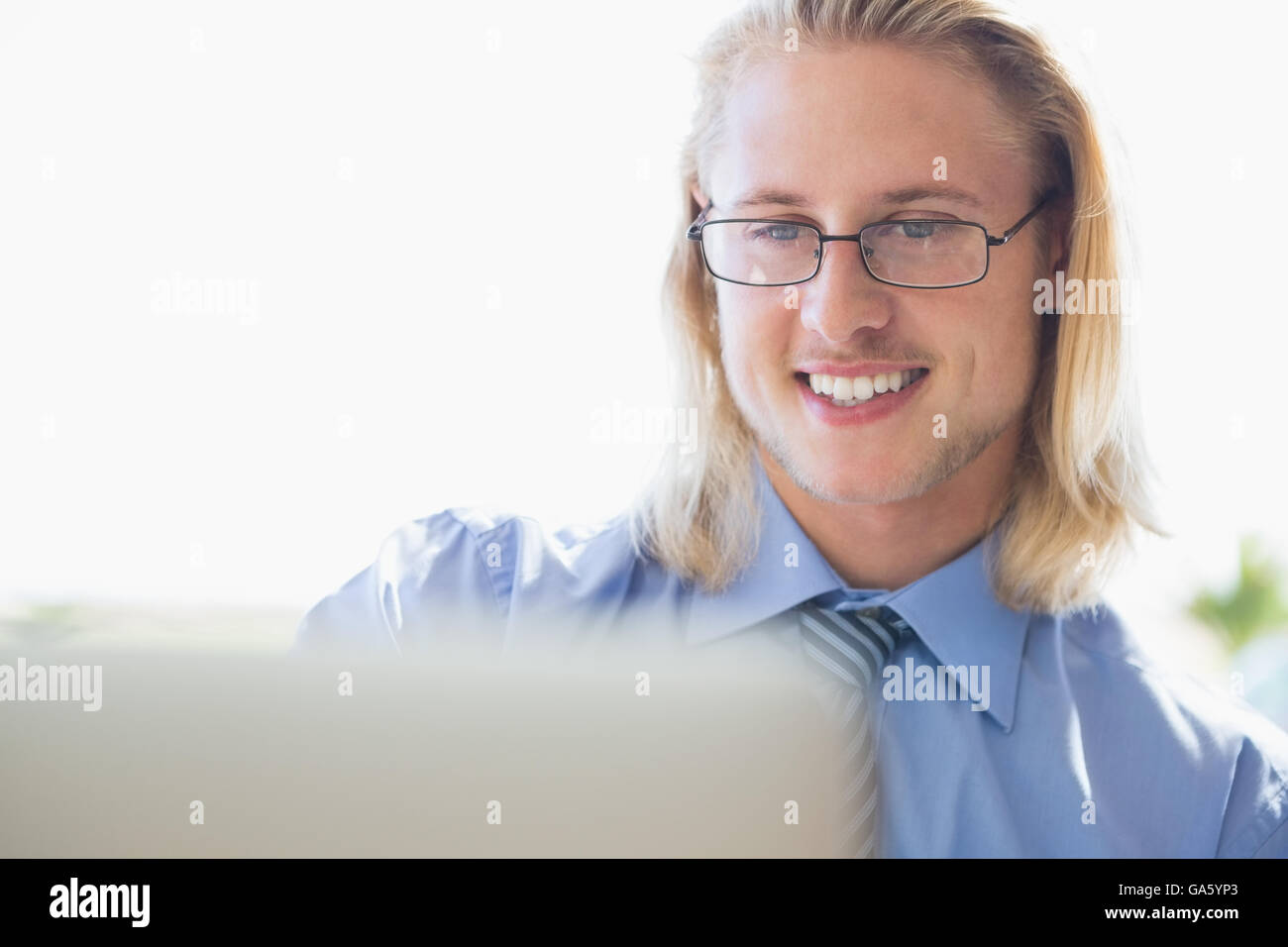 Happy man using laptop Banque D'Images