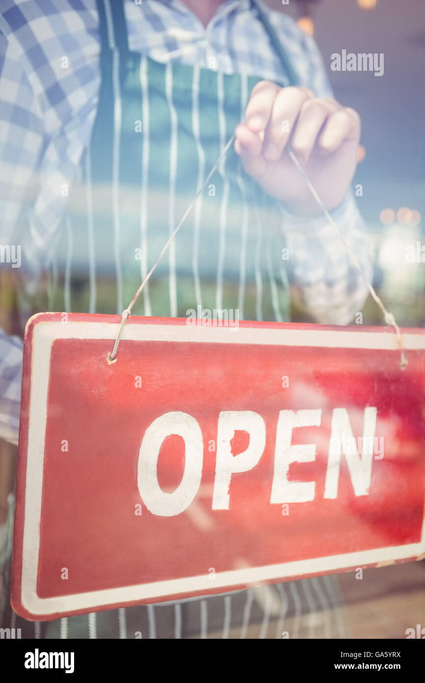 Waiter holding ouvrir pancarte Banque D'Images