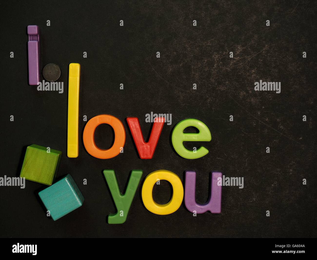 Je vous aime. Message d'inspiration dans des lettres aimant colorés sur fond noir Banque D'Images