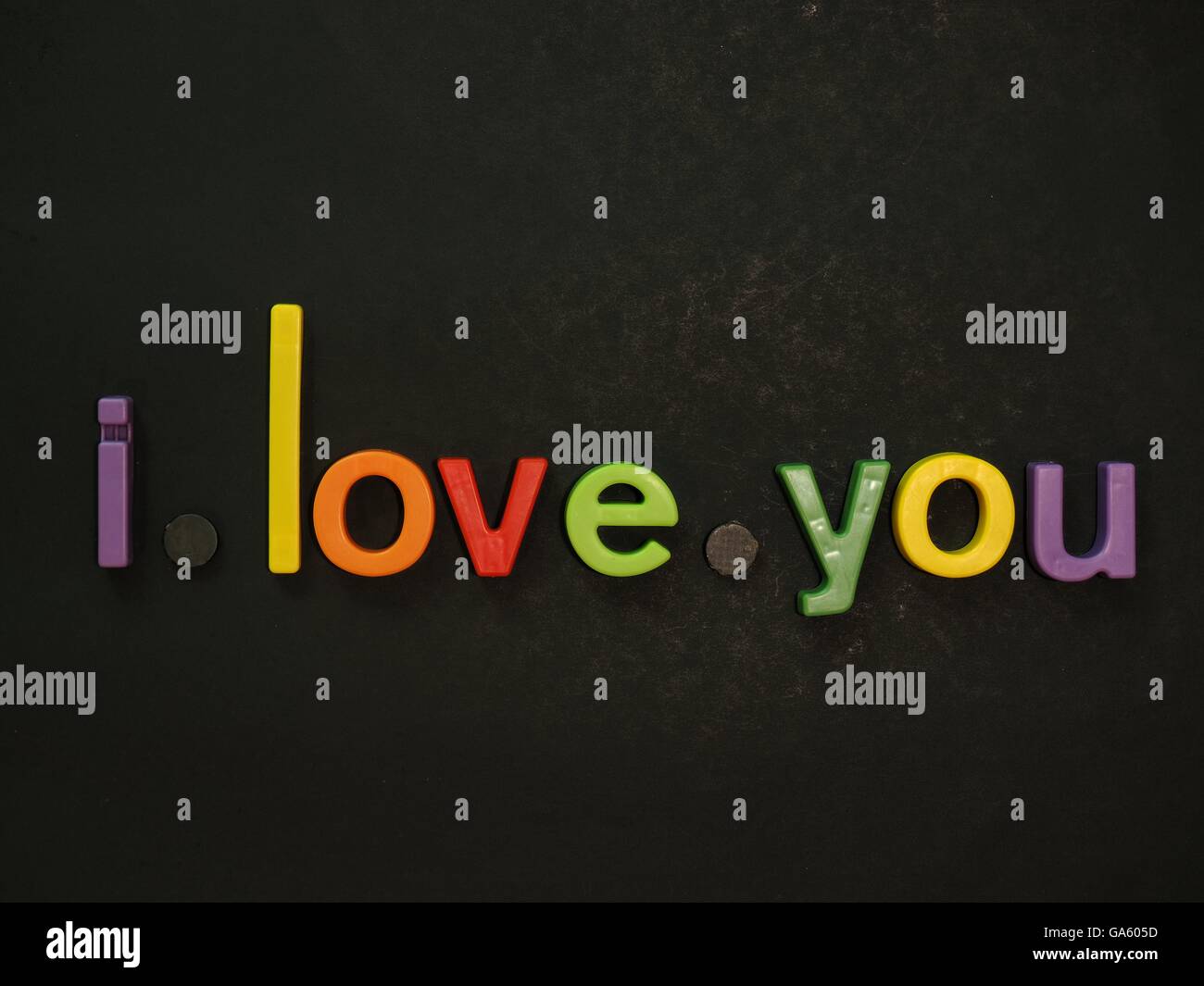 Je vous aime. Message d'inspiration dans des lettres aimant colorés sur fond noir Banque D'Images