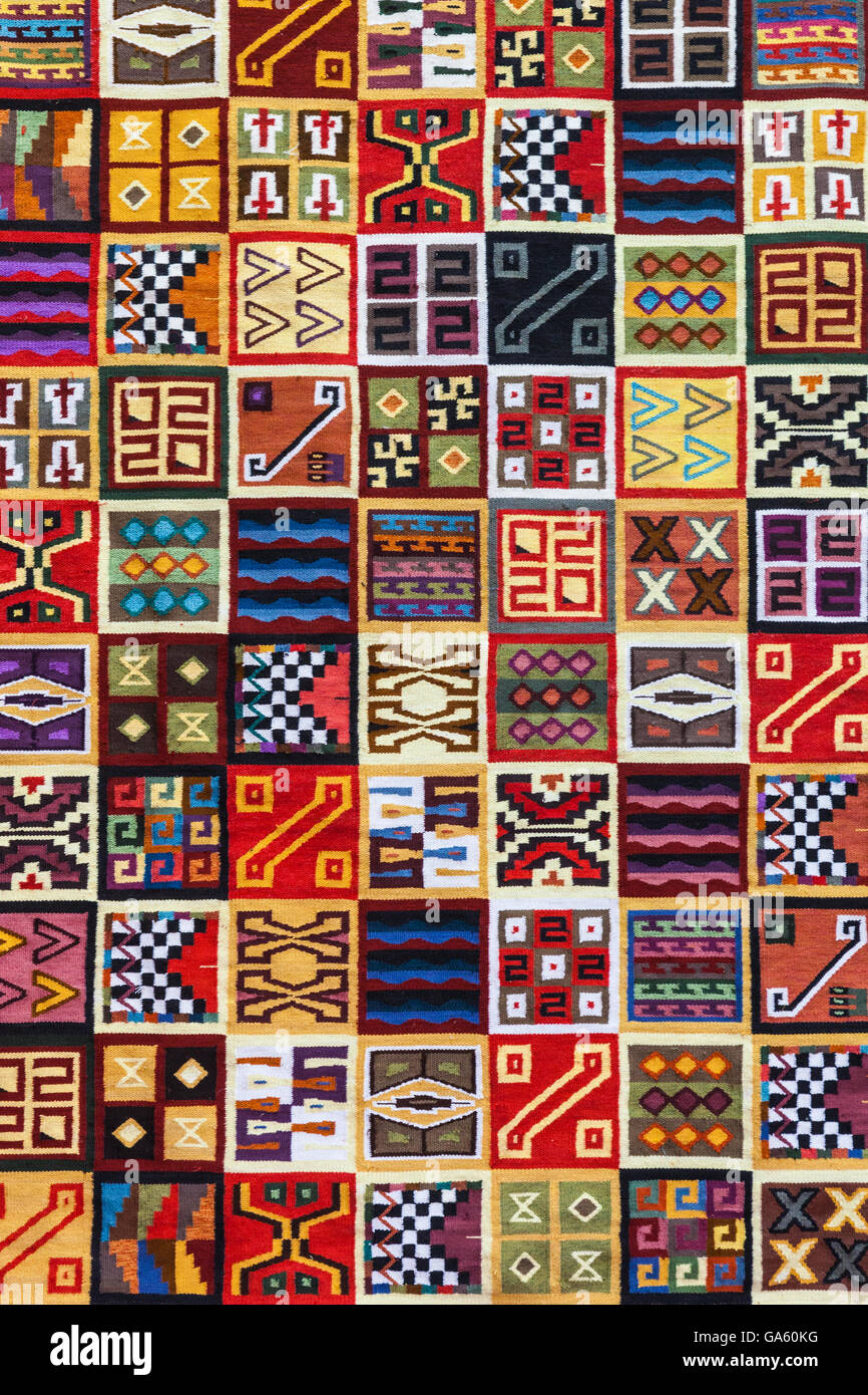 Panneau de laine tissé à la pendaison sur l'affichage à Cusco, Pérou Banque D'Images