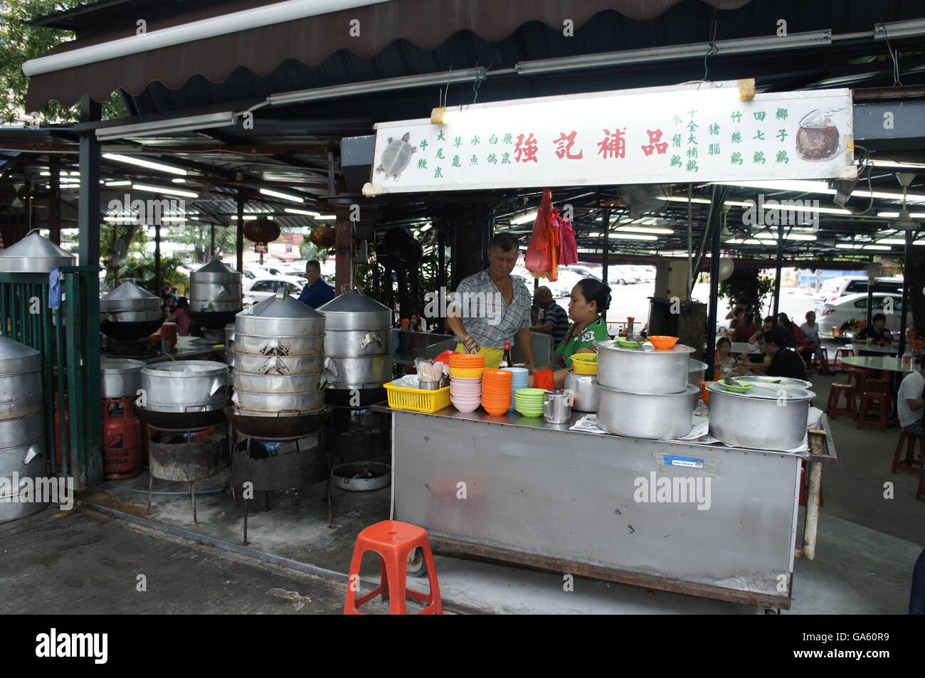 Colporteur de Pudu, Kuala Lumpur la vente de soupe à la vapeur chinois Banque D'Images