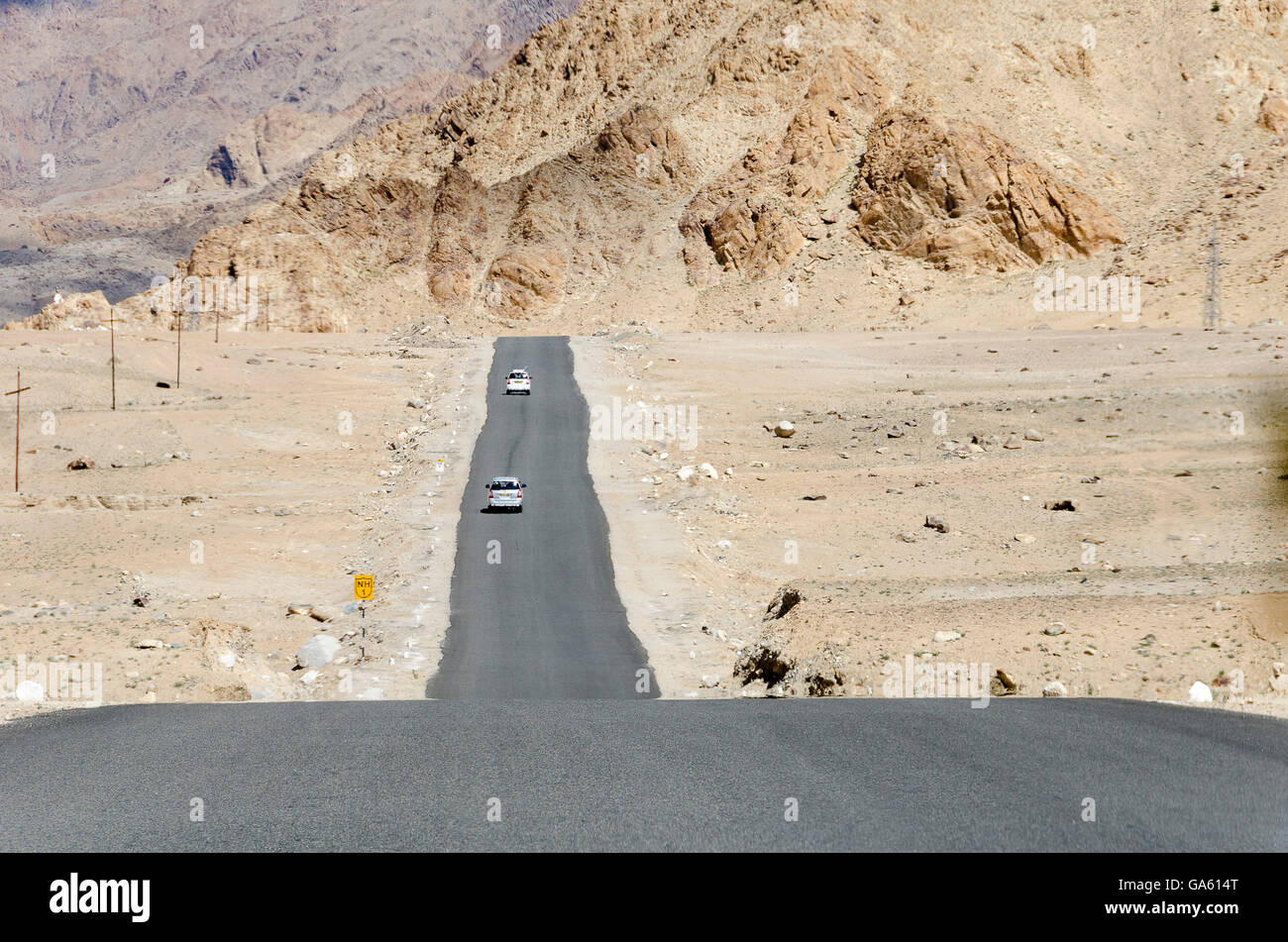 Route droite à travers désert paysage près de Leh à Srinagar, Leh, Ladakh Road, le Jammu-et-Cachemire, en Inde. Banque D'Images