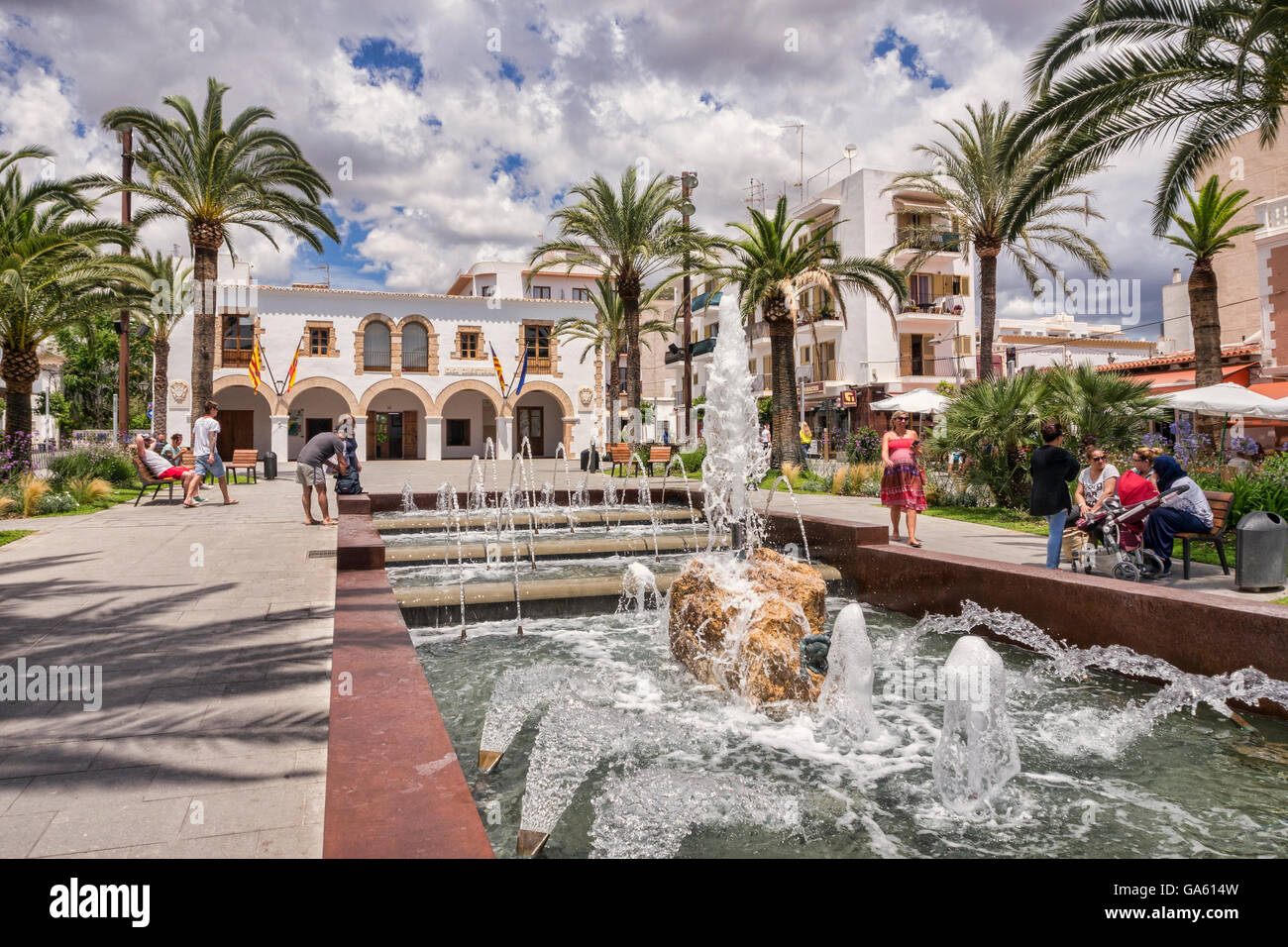 20 Juin 2016 : Santa Eularia, Ibiza, Espagne - Fontaine et de la Mairie de Santa Eularia, Ibiza, Espagne. Banque D'Images