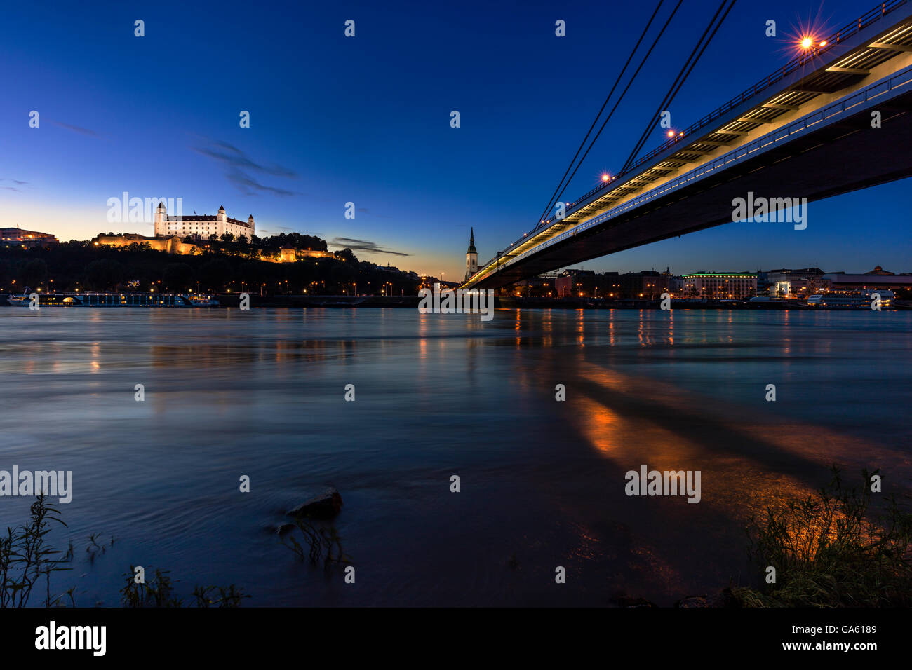 Le château de Bratislava et le pont d'ovni à Bratislava, Slovaquie Banque D'Images