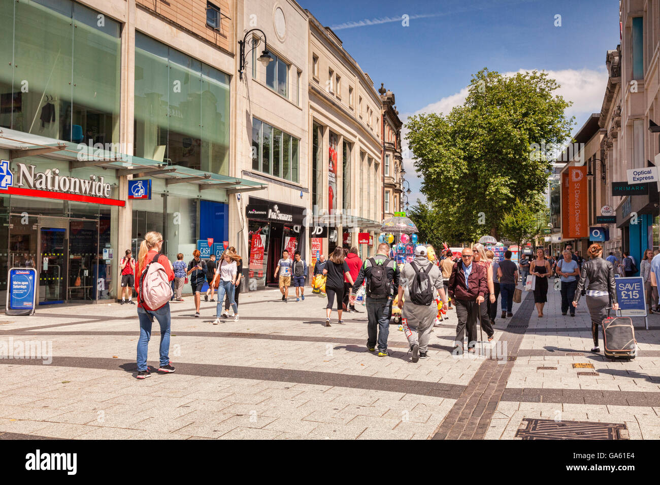 Cardiff, Pays de Galles : 27 juin 2016 - Shoppers dans Queen Street. Banque D'Images