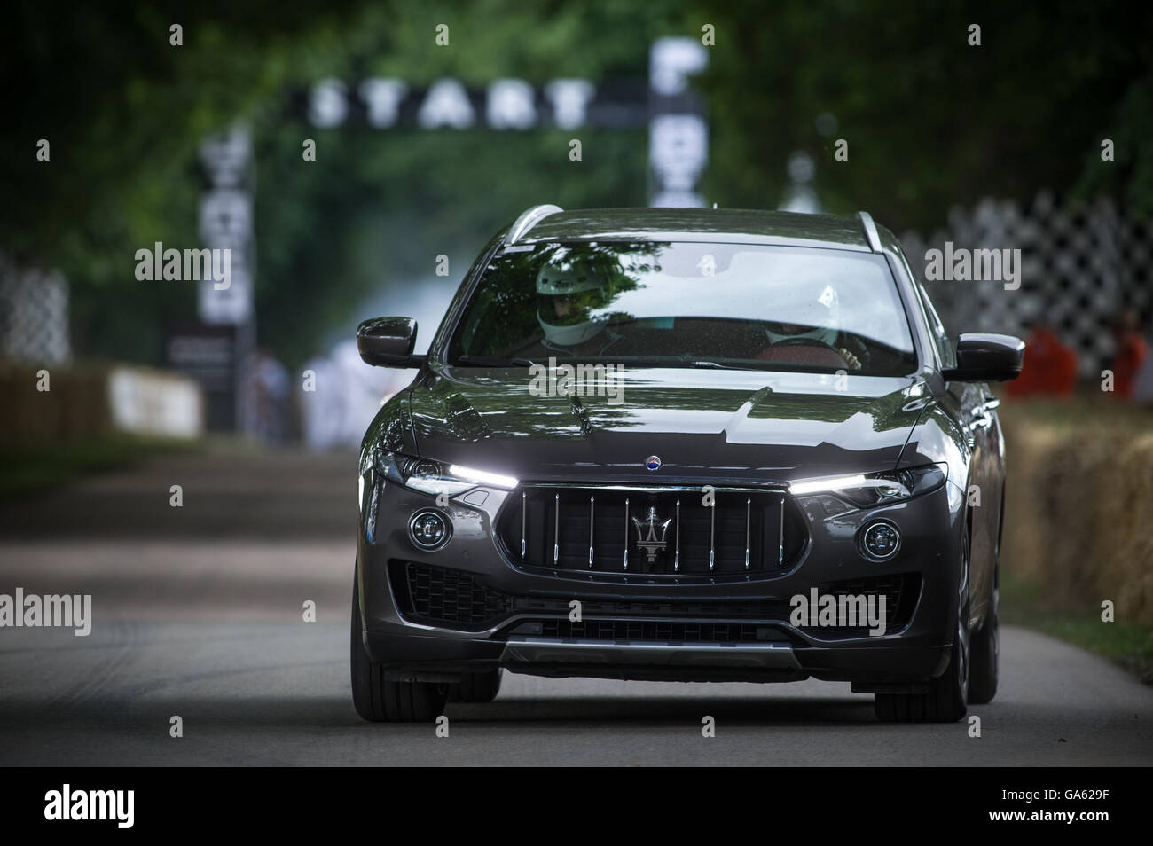 Une Maserati Levante durs sur la colline pendant le Super voiture courir à la Goodwood Festival of Speed 2016 Banque D'Images