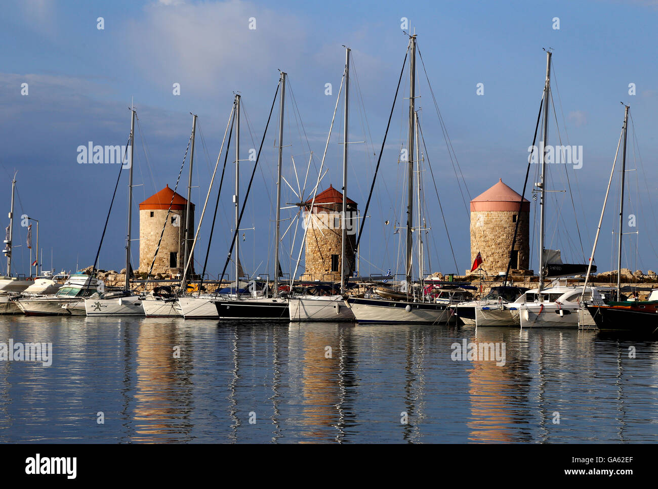 Le port de Mandraki à Moulins médiévaux dans le Dodécanèse île de Rhodes, Grèce. Banque D'Images