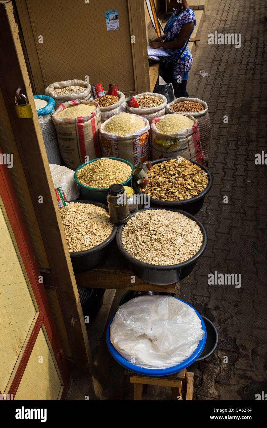 Les aliments africains dans les sacs pour la vente au marché oshodi, Lagos Banque D'Images