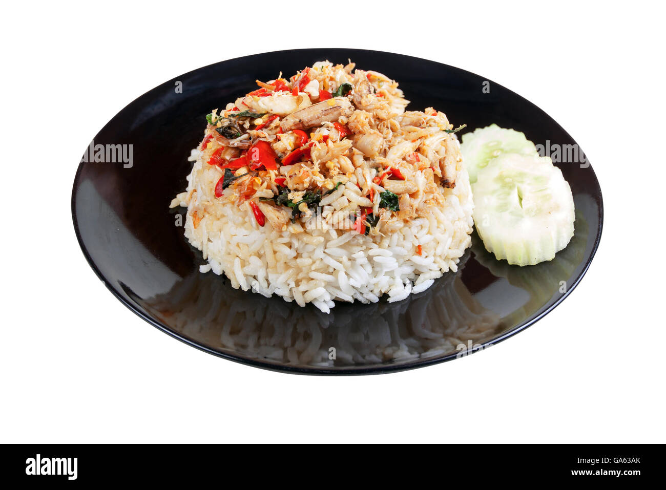 Garni de riz sauté de crabe et basilic plat en noir sur fond blanc. Objets avec chemins de détourage. Banque D'Images